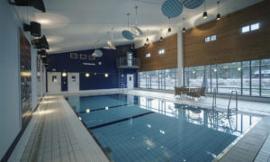 Innendørs svømmebasseng